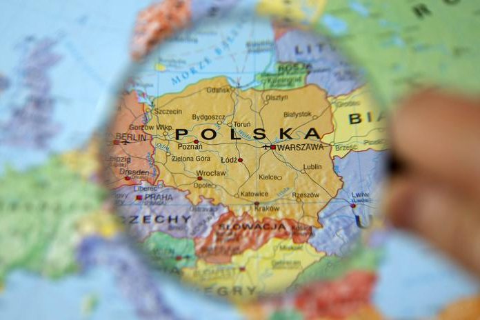 Powiêkszenie Polski na tle mapy Europy